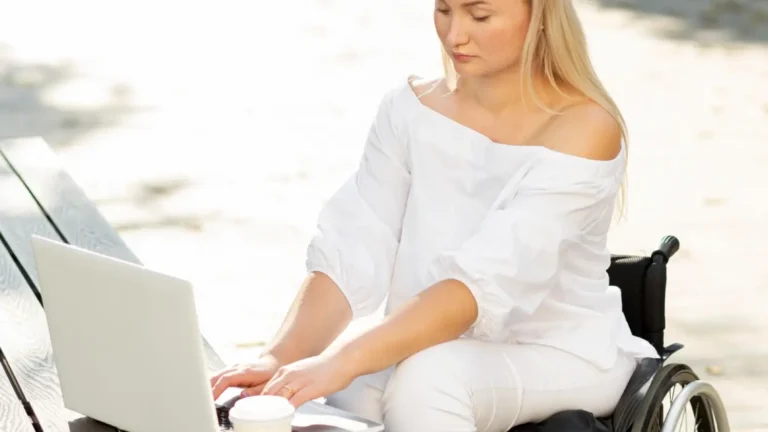acessibilidade-na-web-mulher-em-cadeira-de-rodas-a-utilizar-portatil